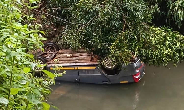 Chikkamagaluru: ಚಾಲಕನ ನಿಯಂತ್ರಣ ತಪ್ಪಿ ತುಂಗಾ ನದಿಯ ಉಪ ನದಿಗೆ ಬಿದ್ದ ಕಾರು