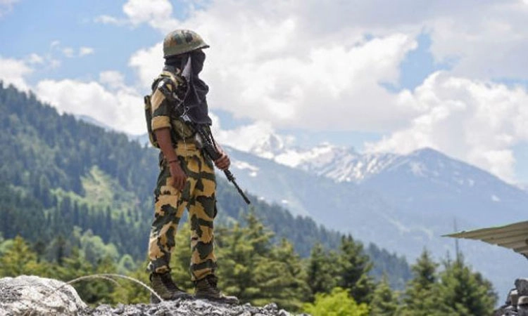 ಕಾಶ್ಮೀರ: ಎನ್ಕೌಂಟರಲ್ಲಿ 2 ಉಗ್ರರ ಹತ್ಯೆ, ಇಬ್ಬರು ಯೋಧರು ಹುತಾತ್ಮ