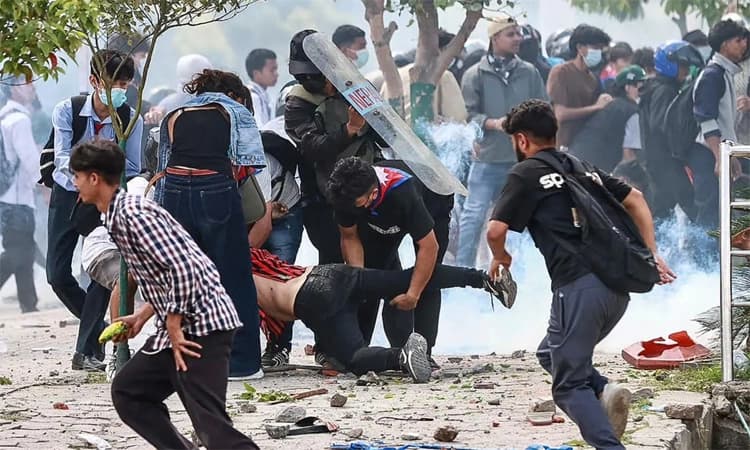 Nepal Protest:ಭುಗಿಲೆದ್ದ ಹಿಂಸಾಚಾರ-ನೇಪಾಳ ಅಧ್ಯಕ್ಷ, ಮಾಜಿ ಪ್ರಧಾನಿಗಳ ನಿವಾಸಕ್ಕೆ ಬೆಂಕಿ!