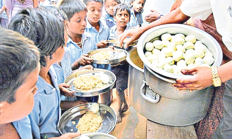 ಮೊಟ್ಟೆ ವಿವಾದ: ಮಂಡ್ಯದಲ್ಲಿ ಶಾಲೆ ತೊರೆದ 70 ಮಕ್ಕಳು!