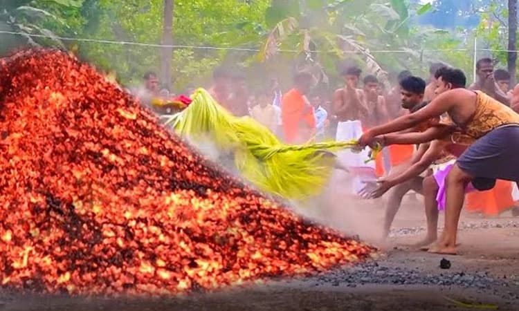 ಅಗ್ನಿ ಪ್ರವೇಶ! ದೈವಾರಾಧನೆಗಿಂತಲೂ ವಿಶಿಷ್ಟವಾಗಿ ಕಂಡು ಬರುವ ದೈವಾರಾಧನೆಯೆಂದರೆ ಒತ್ತೆಕೋಲಸೇವೆ