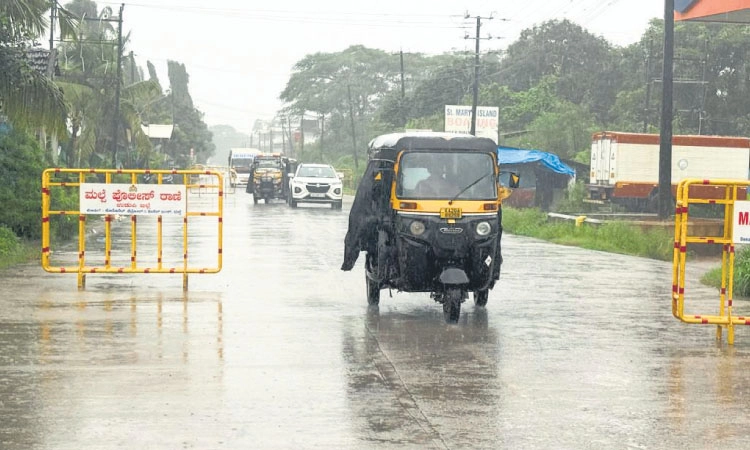 ವೇಗ ತಡೆಗೆ ನಾಲ್ಕು ಬ್ಯಾರಿಕೇಡ್‌, ರಿಫ್ಲೆಕ್ಟರ್‌ ಅಳವಡಿಕೆ