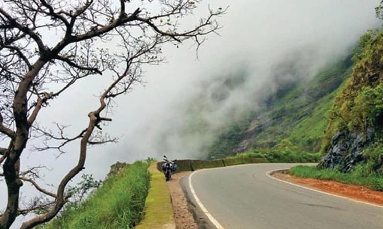 ಚಾರ್ಮಾಡಿ ಘಾಟ್‌ನಲ್ಲಿ ದುರ್ಘಟನೆ; ಯುವಕ ಪ್ರಪಾತಕ್ಕೆ ಬಿದ್ದು ಗಂಭೀರ