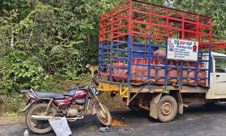 Yellapura: ಗ್ಯಾಸ್ ಸಿಲಿಂಡರ್ ವಾಹನಕ್ಕೆ ಬೈಕ್ ಢಿಕ್ಕಿ; ಸವಾರ ಮೃತ್ಯು