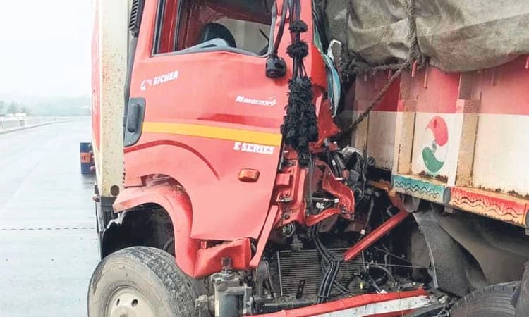 ಕಲ್ಲಡ್ಕ ಫ್ಲೈಓವರ್: ಕೆಟ್ಟು ನಿಂತಿದ್ದ ಲಾರಿಗೆ ಮತ್ತೊಂದು ಲಾರಿ ಢಿಕ್ಕಿ