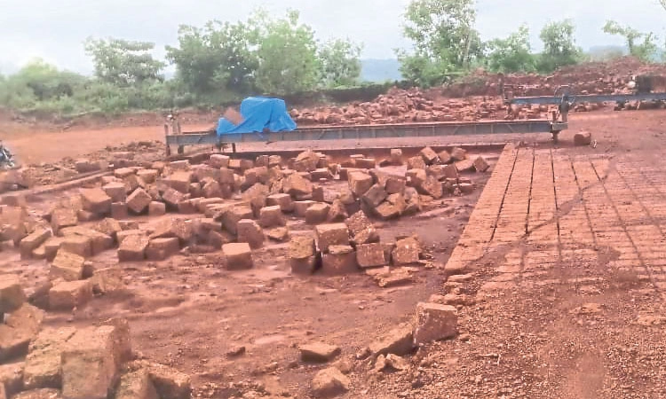 ಮೂರು ತಿಂಗಳಿನಿಂದ ಬಗೆಹರಿಯದ ಕೆಂಪು ಕಲ್ಲಿನ ಕಗ್ಗಂಟು