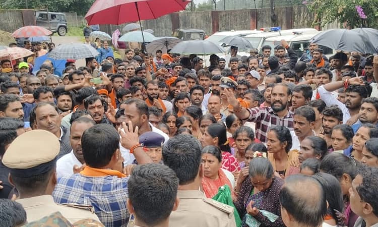 Mudigere: ಮುಸ್ಲಿಂ ಯುವಕನ ಜೊತೆ ವಿವಾಹಿತ ಮಹಿಳೆ ಪರಾರಿ ಆರೋಪ; ಠಾಣೆ ಎದುರು ಪ್ರತಿಭಟನೆ