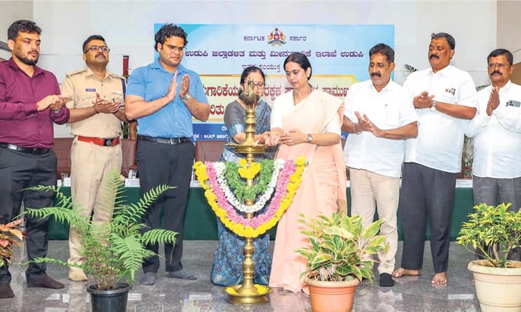 ಮೀನುಗಾರರು ಸ್ವಯಂ ಎಚ್ಚರ ವಹಿಸುವುದು ಅಗತ್ಯ: ಸಚಿವೆ ಲಕ್ಷ್ಮೀ ಹೆಬ್ಬಾಳ್ಕರ್‌