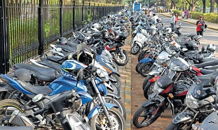 ಬೆಂಗಳೂರು: ಪಾದಚಾರಿ ಮಾರ್ಗದಲ್ಲಿ ಪಾದ ಇಡಲಾಗದಷ್ಟು ವಾಹನ