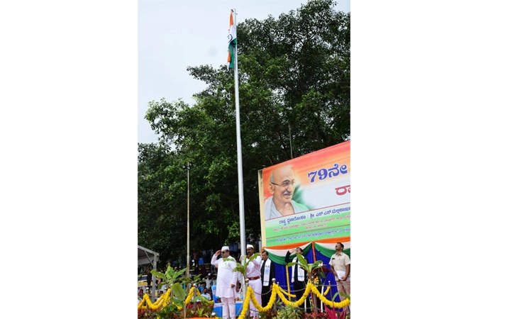 Davanagere: 79ನೇ ಸ್ವಾತಂತ್ರ್ಯ ದಿನಾಚರಣೆ; ಜಿಲ್ಲಾ ಉಸ್ತುವಾರಿ ಸಚಿವರಿಂದ ಧ್ವಜಾರೋಹಣ