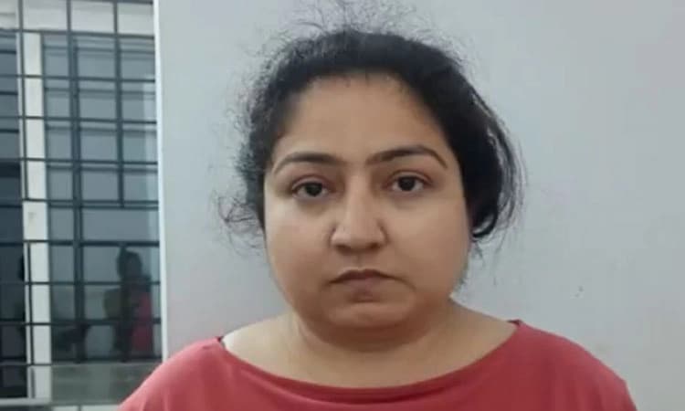 ಬೆಂಗಳೂರು ಟ್ರಾಫಿಕ್​ ಪೊಲೀಸರಿಗೆ ಅವಾಚ್ಯ ನಿಂದನೆ; ಮಹಿಳೆ ಅರೆಸ್ಟ್: ವೈರಲ್ ವಿಡಿಯೋ