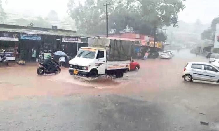 ಹೆಬ್ರಿಯಲ್ಲಿ ಭಾರೀ ಮಳೆ: ರಸ್ತೆಯಲ್ಲಿ ಹರಿದ ನೀರು; ವಾಹನ ಸವಾರರ ಪರದಾಟ