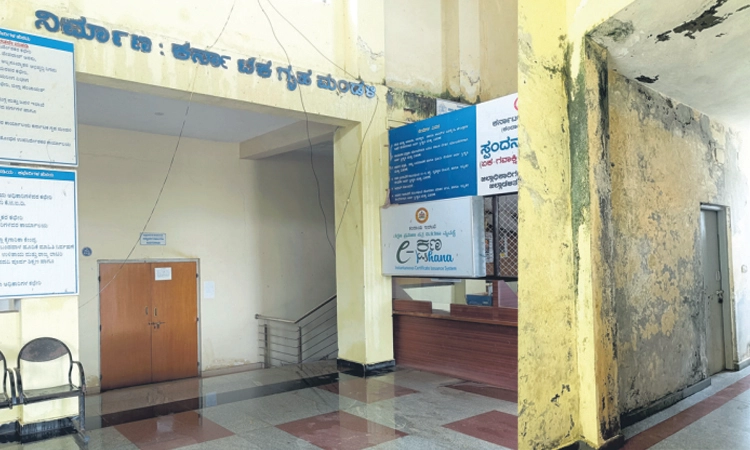 Gadag: ಸೋರುತಿಹುವುದು ಜಿಲ್ಲಾಡಳಿತ ಭವನ