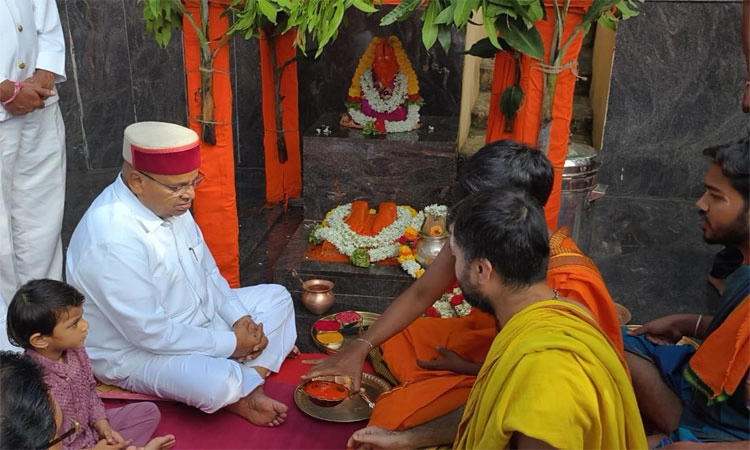 ಅಂಜನಾದ್ರಿ; ಕುಟುಂಬ ಸದಸ್ಯರೊಂದಿಗೆ  ಬೆಟ್ಟ ಹತ್ತಿದ ರಾಜ್ಯಪಾಲ ಗೆಹ್ಲೋಟ್