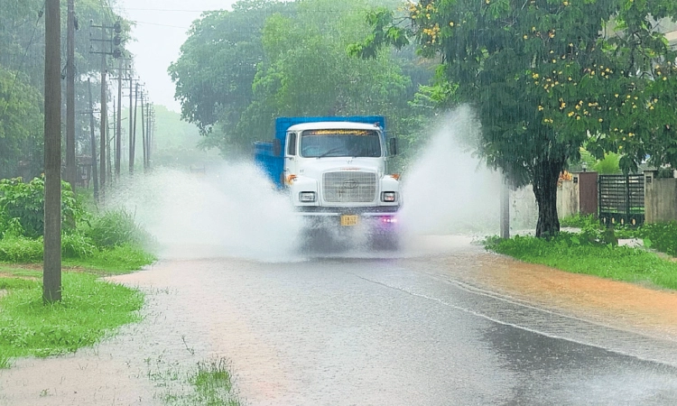 ಚರಂಡಿಯೇ ಇಲ್ಲದ ಮೇಲೆ ರಸ್ತೆ ಉಳಿದೀತು ಹೇಗೆ?