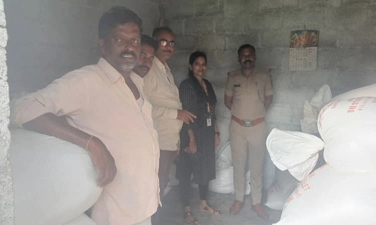 Gundlupete: ಅಕ್ರಮವಾಗಿ ಪಡಿತರ ದಾಸ್ತಾನು: 7 ಟನ್ ನಷ್ಟು ಅಕ್ಕಿ, ರಾಗಿ ವಶ