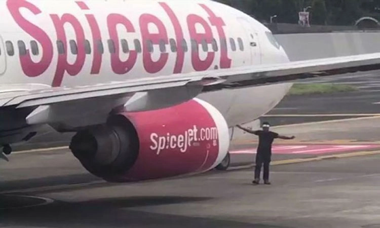 ಮುಂಬಯಿಯಲ್ಲಿ ತುರ್ತು ಭೂಸ್ಪರ್ಶ ಮಾಡಿದ ಸ್ಪೈಸ್‌ಜೆಟ್‌ ವಿಮಾನ