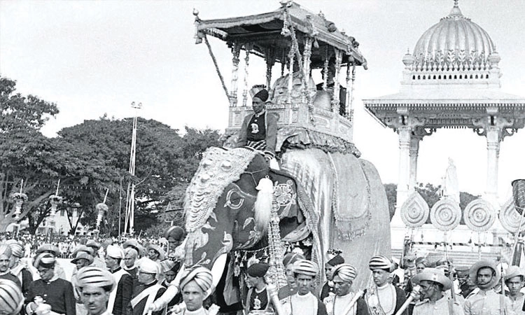 ಪ್ರಭುಗಳ ದಸರಾ ನಡೆದುಬಂದ ದಾರಿ...