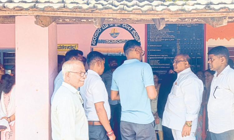 Hemmadi: 'ಹೆಚ್ಚುವರಿ' ನೆಪದಲ್ಲಿ ಶಿಕ್ಷಕರ ವರ್ಗಾವಣೆ: ಪ್ರತಿಭಟನೆ