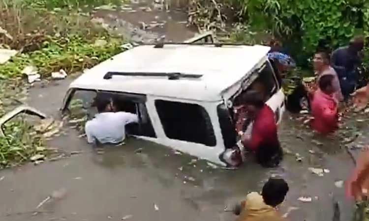 Video: ಕಂದಕಕ್ಕೆ ಬಿದ್ದ ಕಾರಿನಲ್ಲಿದ್ದವರ ರಕ್ಷಣೆ ಮಾಡುವ ಬದಲು ಜನರು ಮಾಡಿದ್ದೇನು ನೋಡಿ!