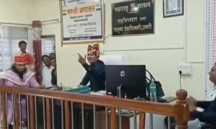 ಮಹಾರಾಷ್ಟ್ರ: ಕಚೇರಿಯಲ್ಲಿ ಕೂತು ಹಾಡು ಹಾಡಿದ ತಹಶೀಲ್ದಾರ್‌ ಅಮಾನತು