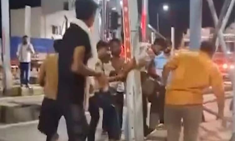 Video: ನಡುರಸ್ತೆಯಲ್ಲೇ ಯೋಧನನ್ನು ಹಿಗ್ಗಾಮುಗ್ಗಾ ಥಳಿಸಿದ ಟೋಲ್‌ ಸಿಬ್ಬಂದಿಗಳು