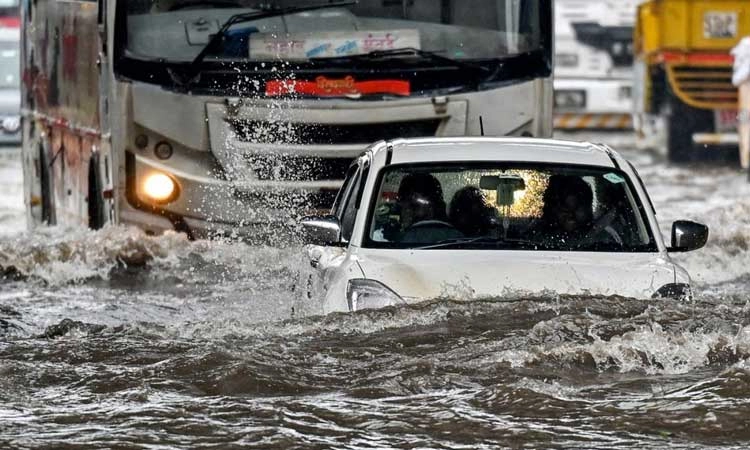 Mumbai: ಭಾರೀ ಮಳೆಗೆ ತಗ್ಗು ಪ್ರದೇಶ ಜಲಾವೃತ, ಶಾಲಾ ಕಾಲೇಜುಗಳಿಗೆ ರಜೆ, ಜನಜೀವನ ಅಸ್ತವ್ಯಸ್ತ