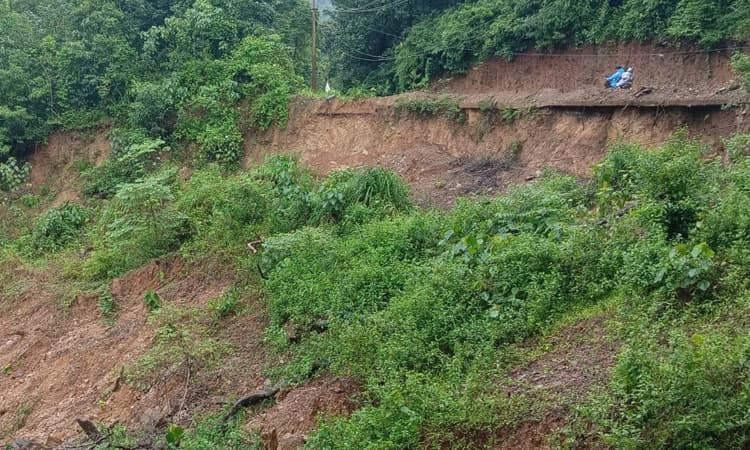 Rain: ಯಲ್ಲಾಪುರದ ಬೀಗಾರ ಗ್ರಾಮದಲ್ಲಿ ಭೂಕುಸಿತ
