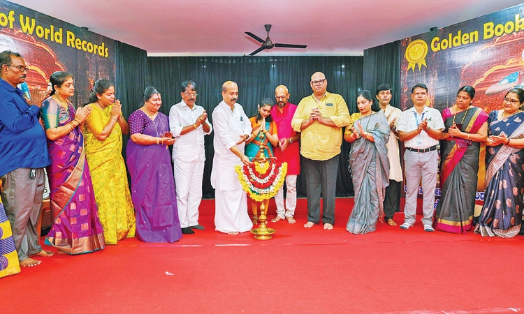 ವಿಶ್ವ ದಾಖಲೆಗಾಗಿ ವಿ| ದೀಕ್ಷಾ ಅವರ 216 ಗಂಟೆಗಳ ಭರತನಾಟ್ಯ ಪ್ರದರ್ಶನಕ್ಕೆ  ಚಾಲನೆ