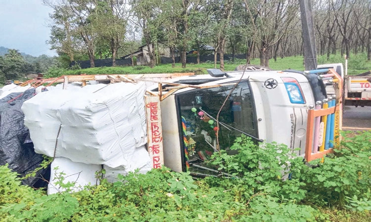 ಅರಂತೋಡು: ದೋಸ್ತ್ ವಾಹನ ಪಲ್ಟಿ