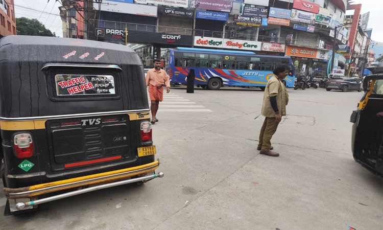 ಸಂಚಾರ ದಟ್ಟಣೆ ನಿವಾರಣೆಗೆ ಮುನ್ನುಗ್ಗುವ ಆಪದ್ಭಾಂಧವ ಟ್ರಾಫಿಕ್‌ ಹೆಲ್ಪರ್‌ ಬೂಬಣ್ಣ