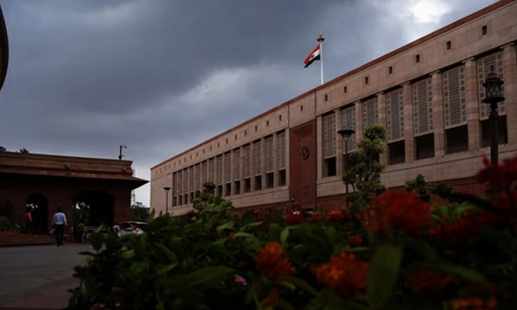 ಸಂಸತ್‌ನಲ್ಲಿ ಮತ್ತೊಮ್ಮ ಭದ್ರತಾ ಲೋಪ:ಗೋಡೆ ಏರಿ ಆವರಣಕ್ಕೆ ಜಿಗಿದ ಯುವಕ!