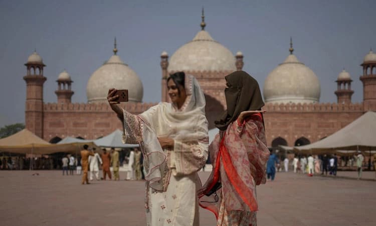 ಪಾಕ್‌ನಲ್ಲಿ ಕಾರ್ಖಾನೆಗಿಂತ ಹೆಚ್ಚು ಮಸೀದಿ: ಆರ್ಥಿಕ ಸಮೀಕ್ಷೆ ವರದಿ