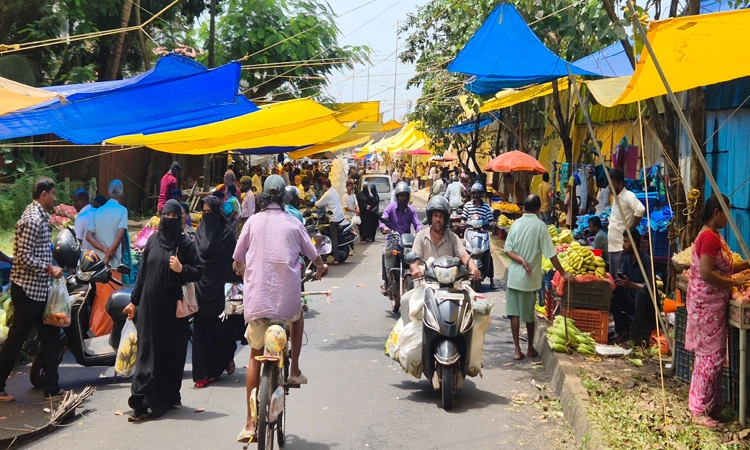 ಕಾಪು: ಸರ್ವಿಸ್‌ ರಸ್ತೆಯಲ್ಲೇ ವಾರದ ಸಂತೆ-ವಾಹನ ಸಂಚಾರವೇ ಬಂದ್‌!
