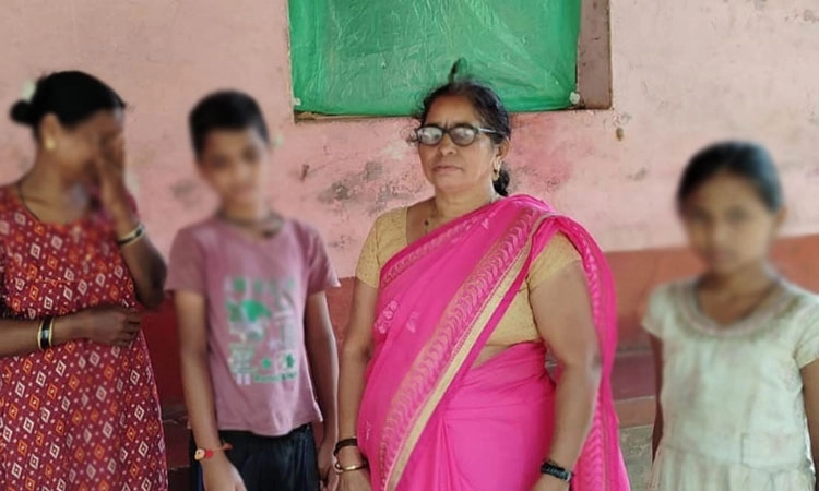 80 ಕಿಮೀ ಪಯಣ; ಶಾಲೆ ಬಿಟ್ಟ ಮಕ್ಕಳನ್ನು ಹುಡುಕಿದ ಶಿಕ್ಷಕಿ!
