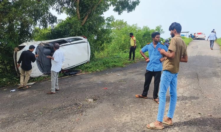 Kundapura: ಹೇರಿಕುದ್ರು ಹೆದ್ದಾರಿಯಿಂದ ಕೆಳಕ್ಕುರುಳಿದ ಕಾರು