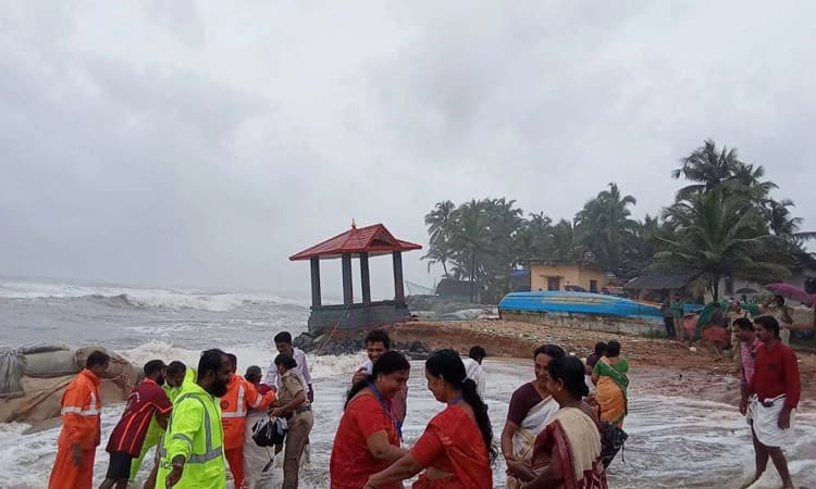 Bekal:ಕಡಲ್ಕೊರೆತದಿಂದಾಗಿ ತೃಕನ್ನಾಡು ದೇವಾಲಯದತ್ತ ನುಗ್ಗುತ್ತಿರುವ ಕಡಲು