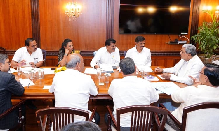 8 ಜಿಲ್ಲೆಗಳ ಸಚಿವರು, ಶಾಸಕರೊಂದಿಗೆ ಸಿಎಂ ಸಿದ್ದರಾಮಯ್ಯ ಸಭೆ