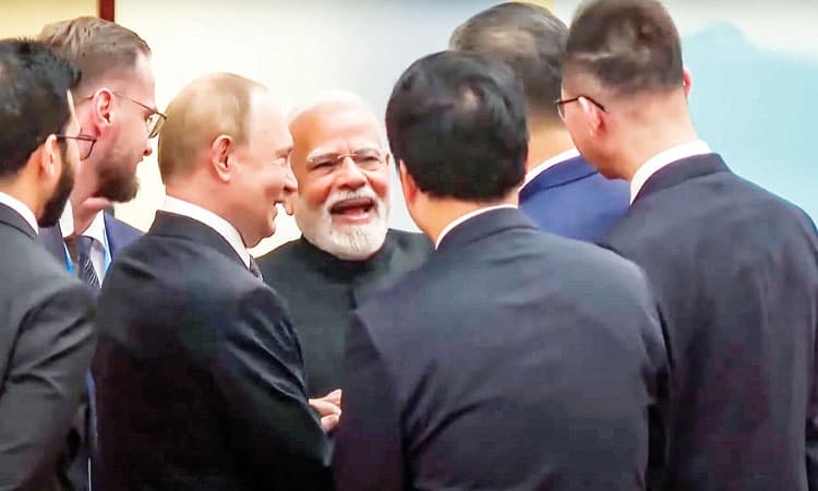 ಜಗದ ಗಮನ ಸೆಳೆದ ತ್ರಿಮೂರ್ತಿಗಳ ಭಂಗಿ : ಒಂದೇ ಕಾರಲ್ಲಿ ಮೋದಿ-ಪುತಿನ್‌ ಸಂಚಾರ