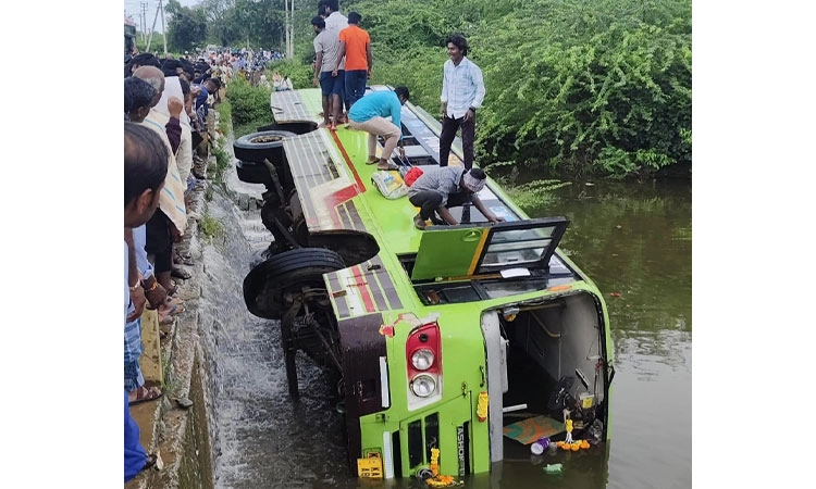 Harapanahalli: ಚಾಲಕನ ನಿಯಂತ್ರಣ ತಪ್ಪಿ ಸೇತುವೆ ಮೇಲಿಂದ ಹಳ್ಳಕ್ಕೆ ಪಲ್ಟಿಯಾದ ಬಸ್‌