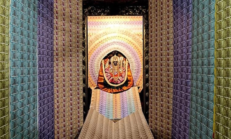 Srirangapatna: ವರಮಹಾಲಕ್ಷ್ಮಿ ಹಬ್ಬದ ಅಂಗವಾಗಿ ಚಾಮುಂಡೇಶ್ವರಿ ದೇವಿಗೆ ನೋಟಿನ ಅಲಂಕಾರ