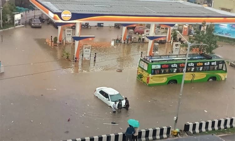 ಚನ್ನಪಟ್ಟಣ; ಭಾರಿ ಮಳೆಗೆ ಅವಾಂತರ ಸೃಷ್ಟಿ: ನದಿಯಂತಾದ ಮುಖ್ಯ ರಸ್ತೆ