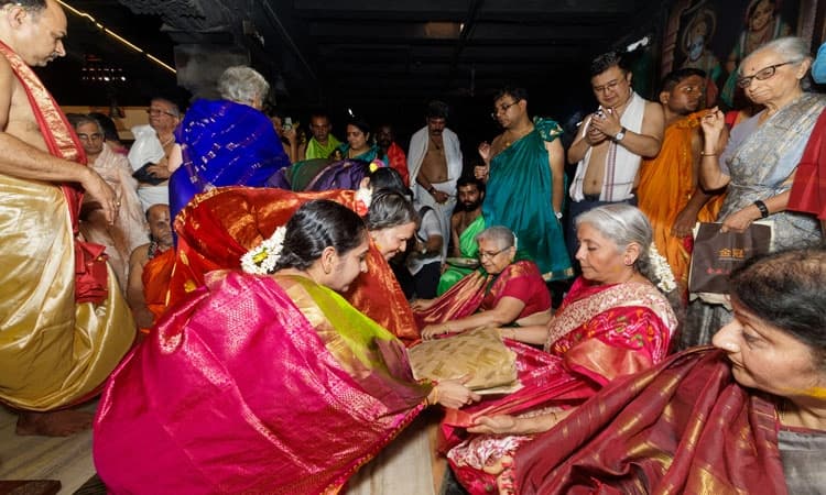 ಮನೆಯಿಂದಲೇ ಹಿಡಿ ಅವಲಕ್ಕಿ ತಂದು ಶ್ರೀಕೃಷ್ಣನಿಗೆ ಅರ್ಪಿಸಿದ ನಿರ್ಮಲಾ ಸೀತಾರಾಮನ್‌ 