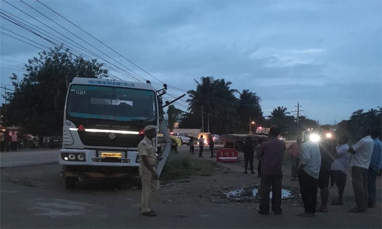 ನಿಯಂತ್ರಣ ತಪ್ಪಿ ವಿದ್ಯುತ್ ಕಂಬಕ್ಕೆ  ಲಾರಿ ಢಿಕ್ಕಿ ; ತಪ್ಪಿದ ಭಾರೀ ಅನಾಹುತ
