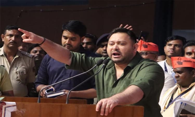 Tejashwi Yadav ತೋರಿಸಿದ ವೋಟರ್ ಐಡಿ ಅಸ್ತಿತ್ವದಲ್ಲೇ ಇಲ್ಲ:ಚುನಾವಣಾ ಆಯೋಗ ನೋಟಿಸ್ ಶಾಕ್!