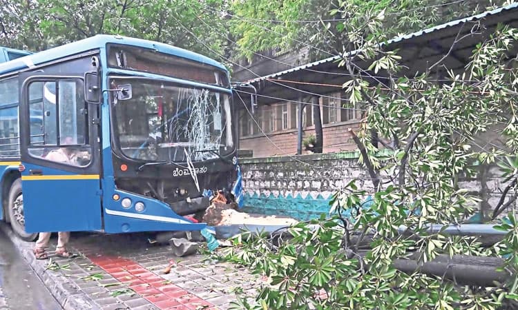 Bengaluru: ಬ್ರೇಕ್‌ಫೇಲ್‌ ಆಗಿ ಬಿಎಂಟಿಸಿ ಎಲೆಕ್ಟ್ರಿಕ್‌ ಬಸ್‌ ಅಪಘಾತ: ಮಹಿಳೆಗೆ ಗಾಯ
