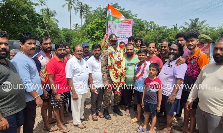 Kaup: ಭೂಸೇನೆಯಲ್ಲಿ 24 ವರ್ಷ ಸೇವೆ ಸಲ್ಲಿಸಿ ತಾಯ್ನಾಡಿಗೆ ಮರಳಿದ ದೇವದಾಸ್ ಮೆಂಡನ್ ಗೆ ಸ್ವಾಗತ