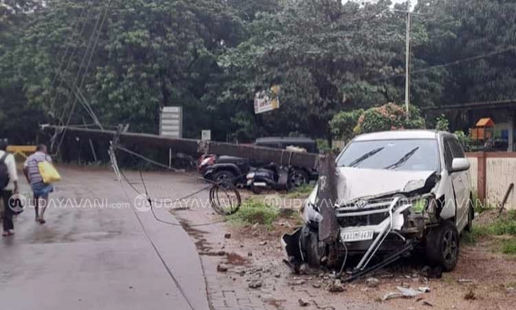 Manipal: ಪೊಲೀಸ್ ಠಾಣೆ ಎದುರೇ ವಿದ್ಯುತ್ ಕಂಬಕ್ಕೆ ಢಿಕ್ಕಿ ಹೊಡೆದ ಕಾರು... ಚಾಲಕ ಪರಾರಿ