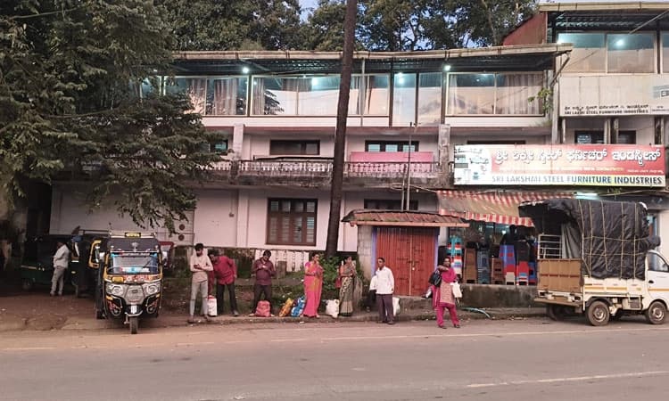 Thirthahalli; ಕೊಪ್ಪ ಸರ್ಕಲ್ ನಲ್ಲಿ ಅಪಾಯಕ್ಕೆ ಅಹ್ವಾನ ನೀಡುತ್ತಿದೆ ತೆಂಗಿನ ಮರ..!