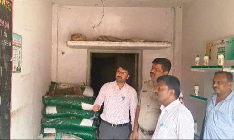 Koratagere: ರಸಗೊಬ್ಬರ ಅಂಗಡಿಗೆ ಭೇಟಿ ನೀಡಿ ಪರಿಶೀಲಿಸಿದ ತಹಶೀಲ್ದಾರ್ ಮಂಜುನಾಥ್